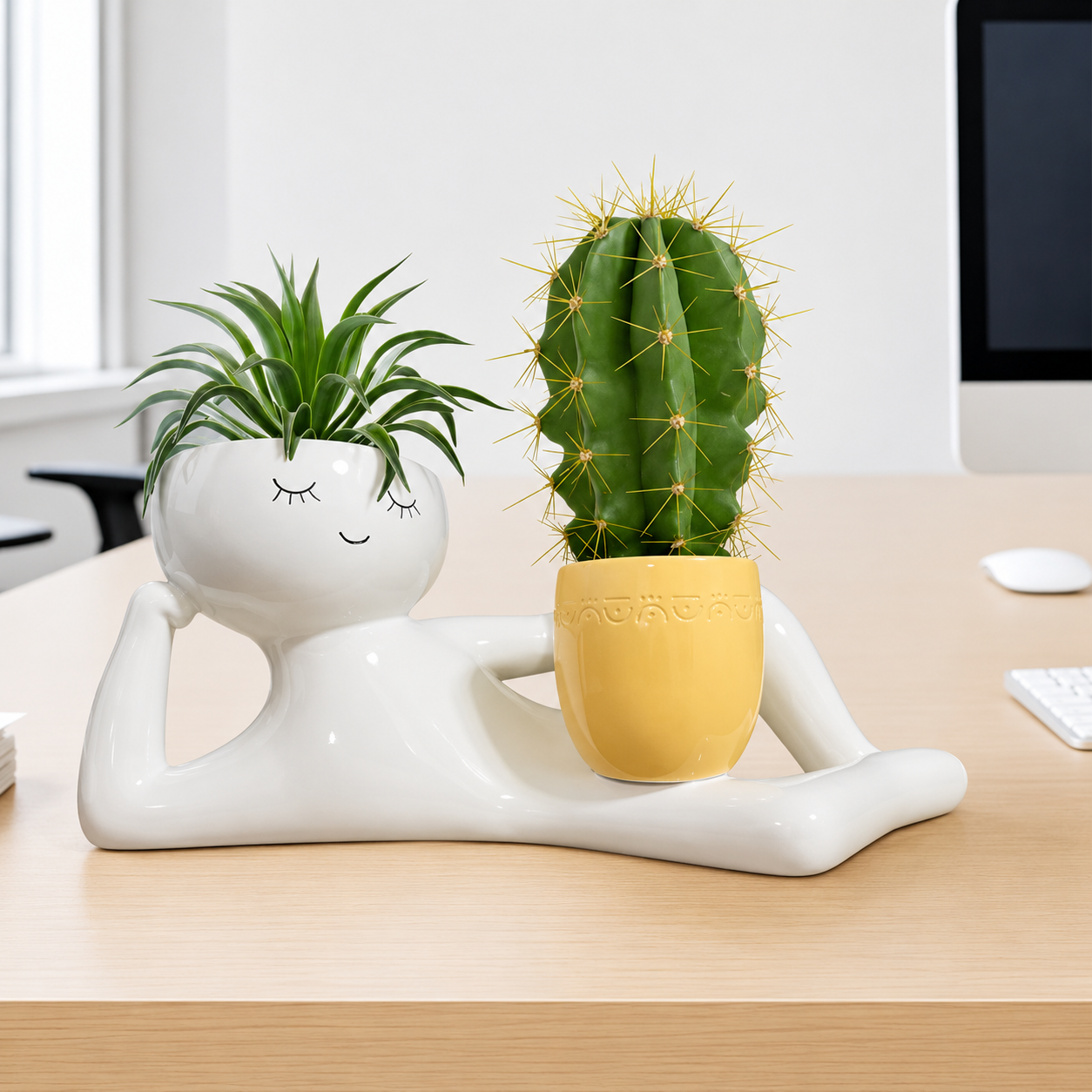 Maceta de resina con diseño divertido
